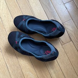 Size 9 puma athletic stretch black flats